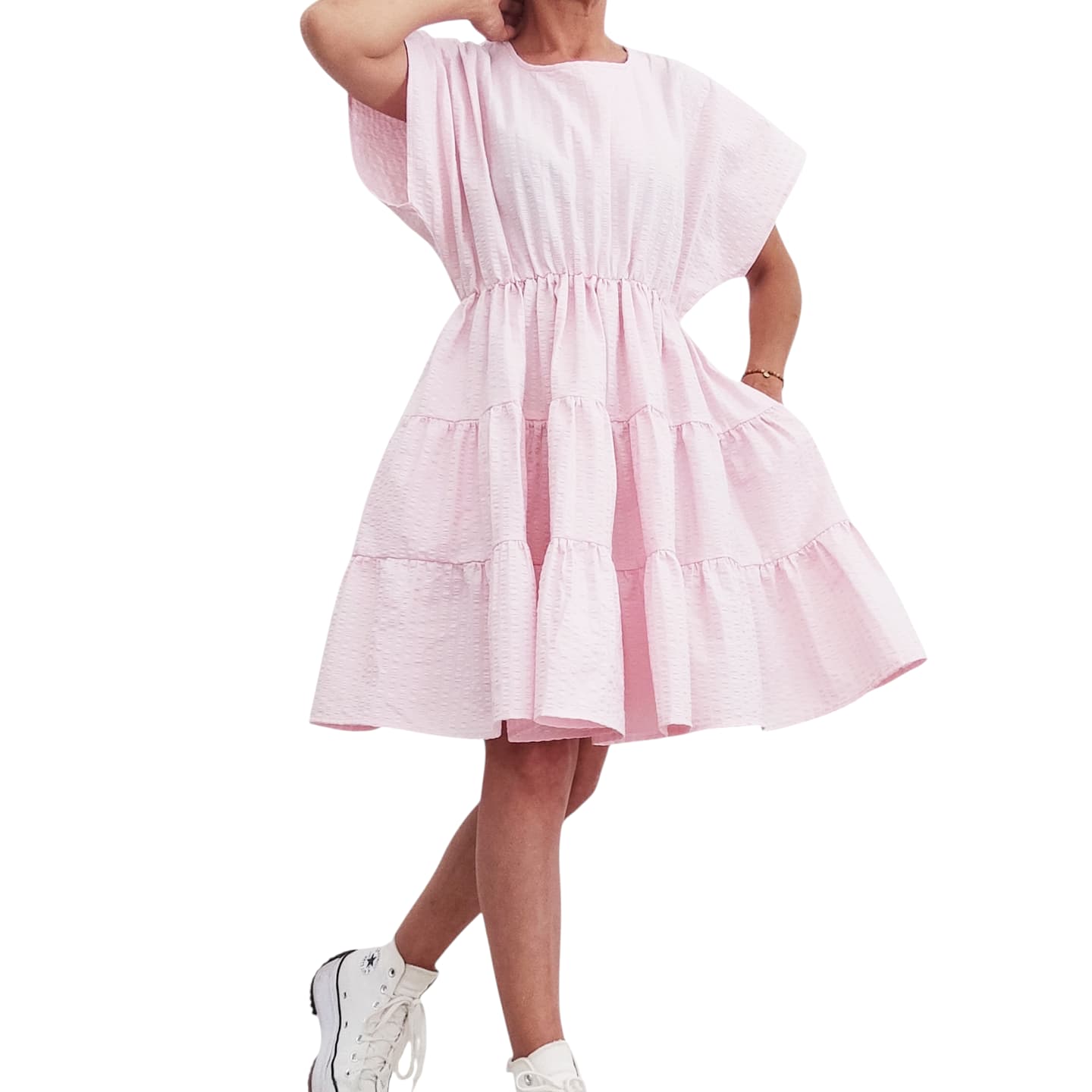 Vestido rosa + ténis brancos = match perfeito! 🩷