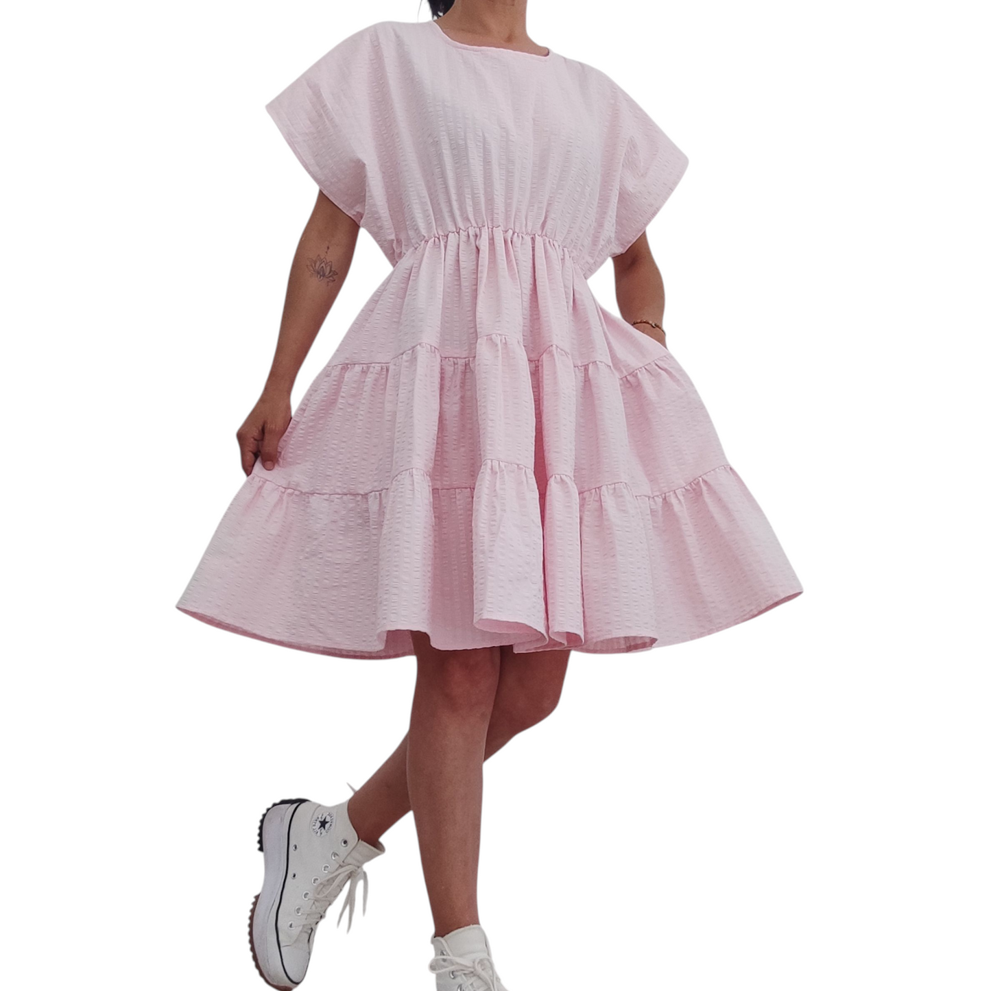 Vestido rosa + ténis brancos = match perfeito! 🩷