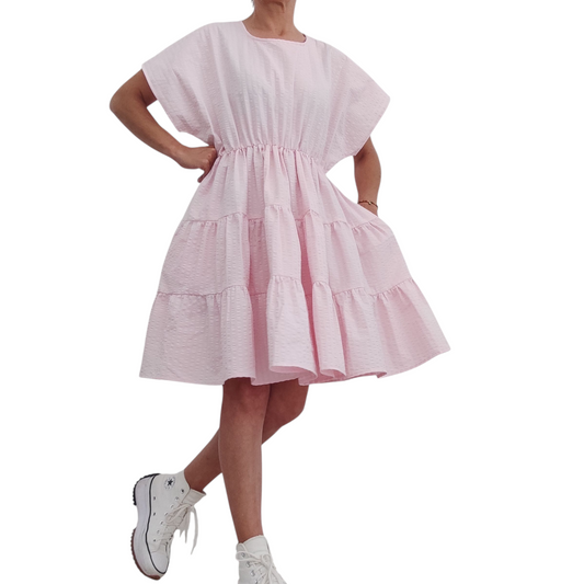 Vestido rosa + ténis brancos = match perfeito! 🩷