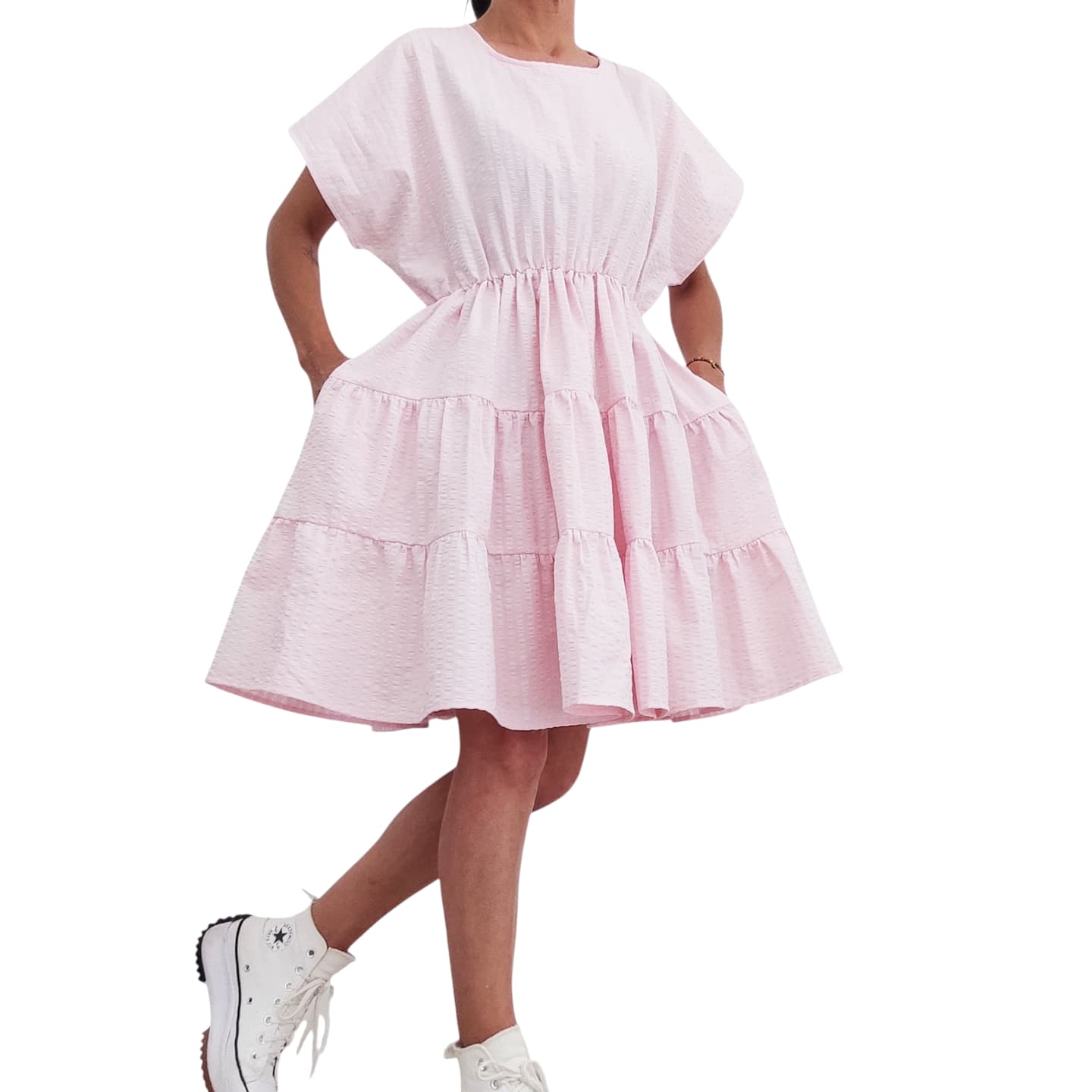 Vestido rosa + ténis brancos = match perfeito! 🩷